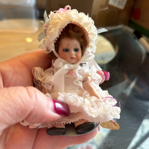 2 reproduction French dolls, jointed arms, great condition. - Picture 4 of 6